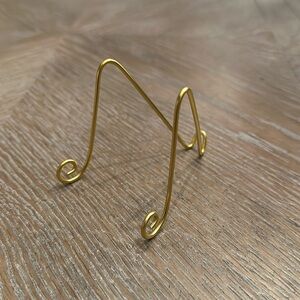 Set of 18 Gold mini easels ideal for 5x7 place cards or table numbers.